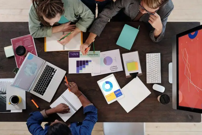 seo service professionals working on a office desk